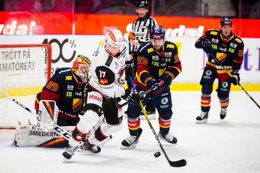 Malmö Redhawks Max Görtz i kamp om pucken med