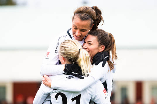 Göteborgs Julia Zigiotti Olme, Rebecka Blomqvist och Pauline Hammarlund jublar efter 2-0 av Hammarlund