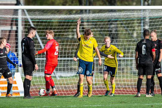 Ängelholms Stephan Olsson jublar efter 1-0