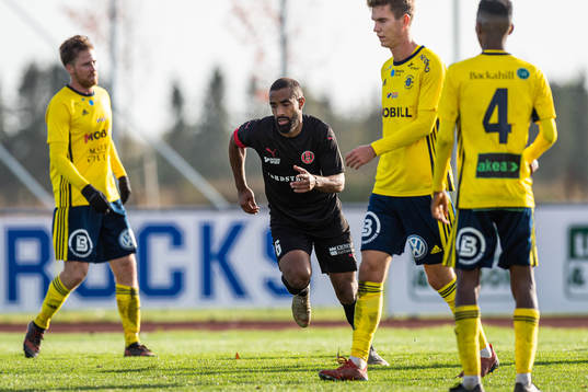 Hittarps Kamal Barny jublar efter 1-1