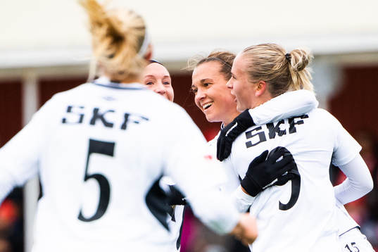 Göteborgs Julia Zigiotti Olme jublar efter 1-0