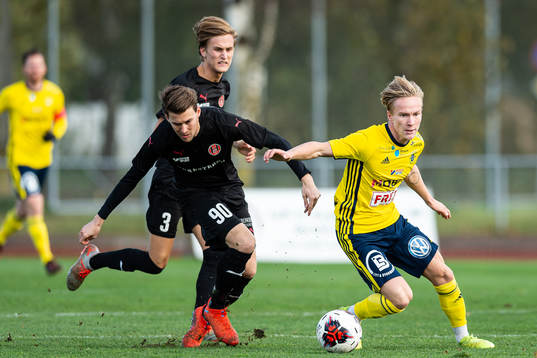 Ängelholms Alexander Engholm jagas av Hittarps David Stenblom och Daniel Björnberg