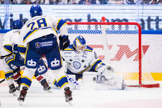 Leksands målvakt Janne Juvonen med en räddning