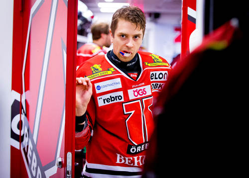 Örebros Sakari Salminen på väg ut från