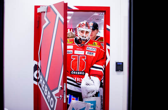 Örebros målvakt Dominik Furch på väg ut från