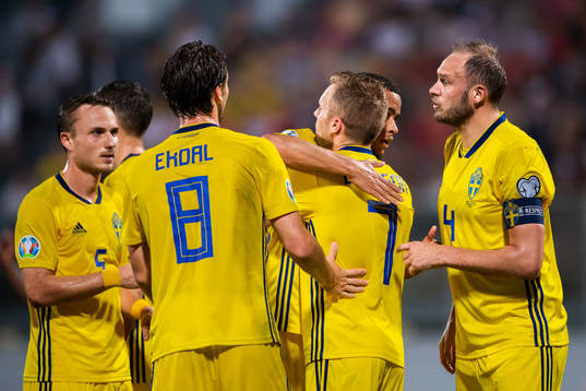 Sebastian Larsson, Pierre Bengtsson, Albin Ekdal, Robin Quaison and Andreas Granqvist of Sweden celebrate after 0-2