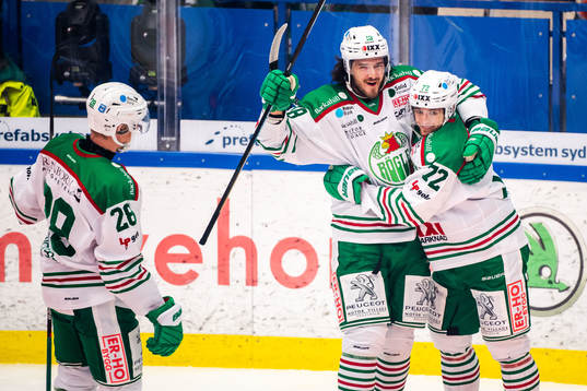 Rögles Daniel Zaar jublar med lagkamrater