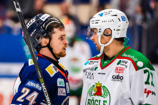 Växjös Brendan Shinnimin och Rögles Daniel Zaar i bråk