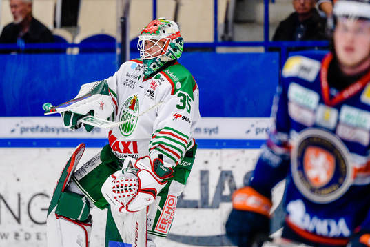 Rögles målvakt Roman Will jublar