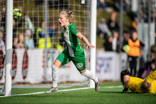 Hammarbys Emilia Larsson jublar efter 1-0