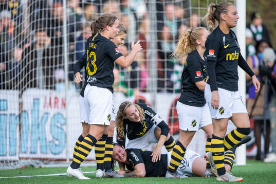 s Nicole Odelberg Modin (liggandes) jublar tillsammans med lagkamrater efter sitt 1-1 mål under fotbollsmatchen i Elitettan mellan Hammarby och AIK den 12 oktober 2019 i Stockholm.