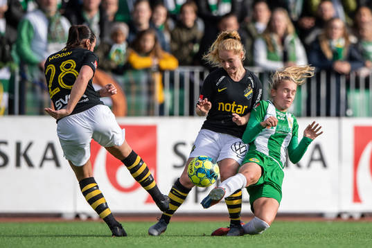 s Nicole Odelberg Modin och Sophie Redenstrand mot Hammarbys Hanna Lundkvist under fotbollsmatchen i Elitettan mellan Hammarby och AIK den 12 oktober 2019 i Stockholm.