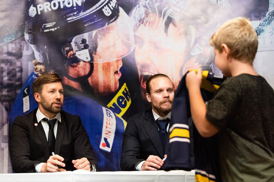 Per Ledin och Andreas Jämtin skriver autografer