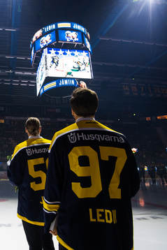 Per Ledin och Andreas Jämtin tittar på jumbotronen när