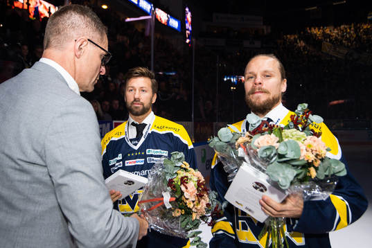 Klubbdirektör Agne Bengtsson delar ut blommor till Per