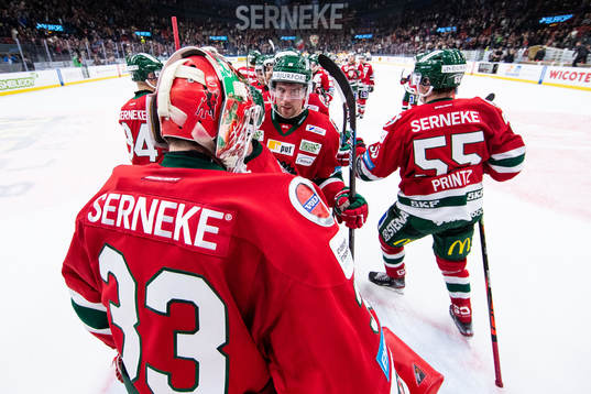 Frölundas målvakt Johan Mattsson jublar med lagkamrater