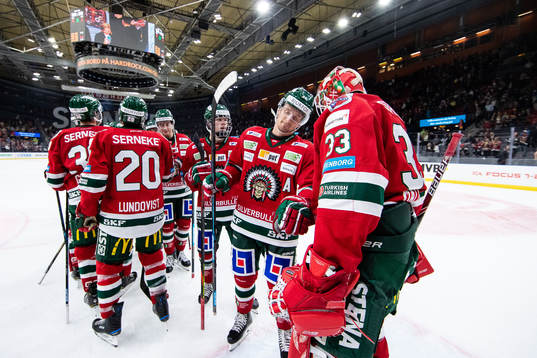 Frölundas Nicklas Lasu jublar med målvakt Johan Mattsson