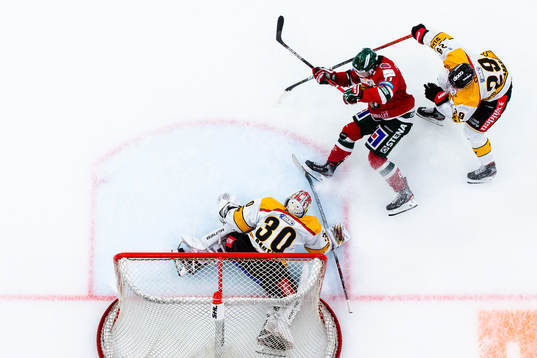 Frölundas Samuel Fagemo bryter in framför Luleås