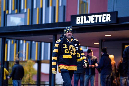 Skellefteås fans på väg in före ishockeymatchen i SHL