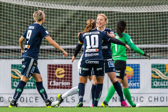 Linköpings Mimmi Larsson jublar med Emma Lennartsson efter 1-2