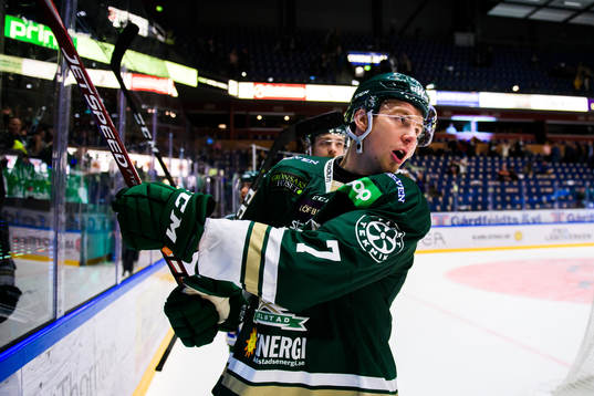 Färjestads Johan Ivarsson jublar och tackar publiken