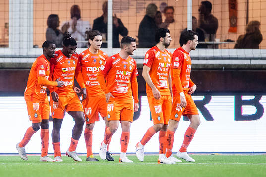 AFC Eskilstunas Onyedikachukwu Samuel Nnamani jublar med lagkamrater efter 1-0