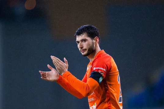 AFC Eskilstunas Anel Rashkaj applåderar