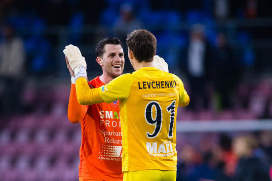 AFC Eskilstunas Jesper Björkman och målvakt Ihor Levchenko jublar