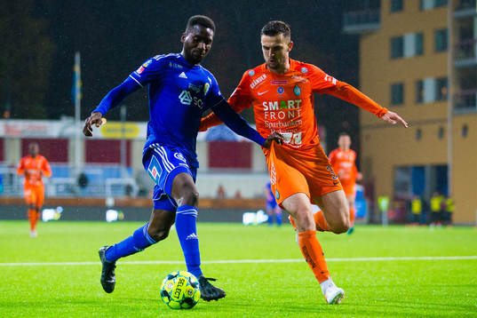 Sundsvalls Peter Wilson och AFC Eskilstunas Kadir Hodzic
