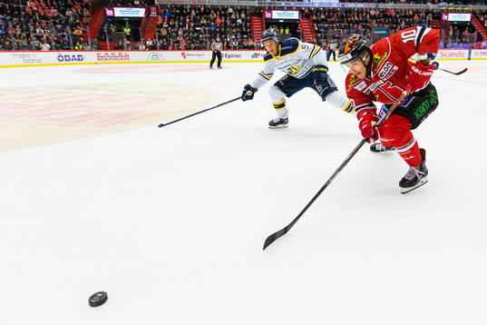 s Didrik Strömberg jagar Örebros Shane Harper