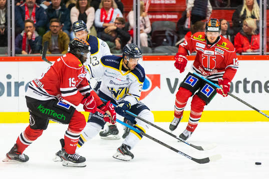 s Markus Lauridsen i kamp om pucken