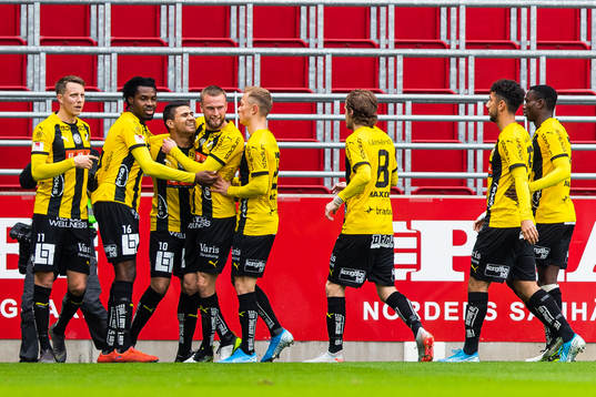 Häckens Paulinho jublar med lagkamrater efter att han gjort 0-1 på straff