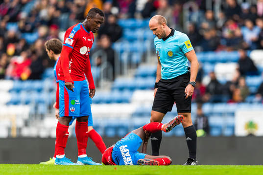 Helsingborgs Alhaji Gero ser Mamudu Moro ligga ner bredvid