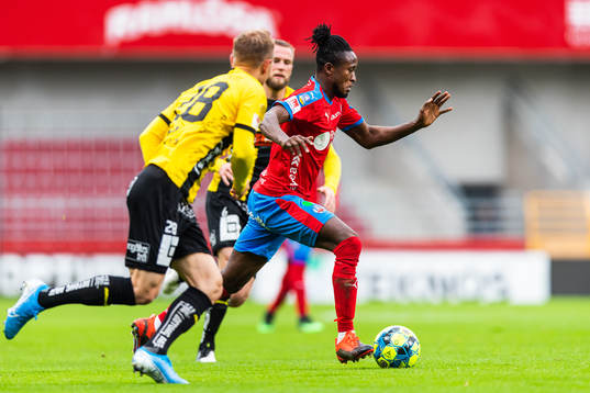 Helsingborgs Mamudu Moro driver bollen
