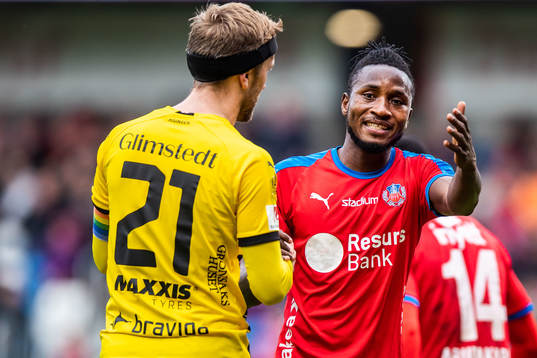  Häckens Rasmus Lindgren och Helsingborgs Mamudu Moro i diskussion