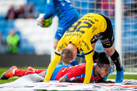 Helsingborgs Mamudu Moro och Häckens Adam Andersson