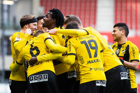 Häckens Kwame Kizito jublar med lagkamrater efter att han gjort 0-2