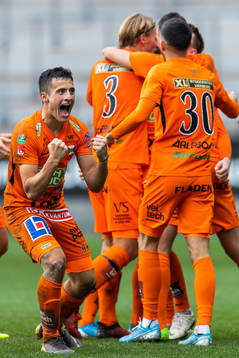Varbergs Astrit Seljmani jublat efter att Anton Liljenbäck gjort 0-1