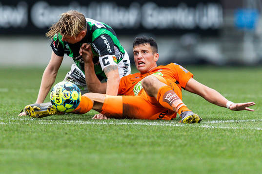 Varbergs Astrit Seljmani och GAIS Marcus Bergholtz i kamp om bollen