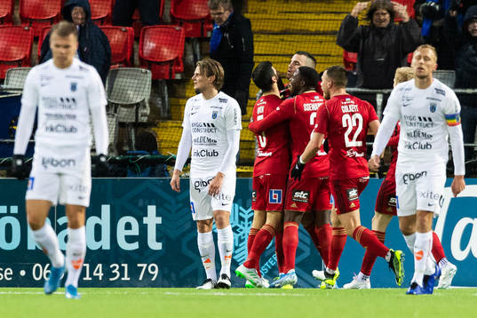 Östersunds Dino Islamovic jublar med lagkamrater