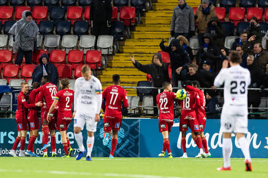Östersunds Dino Islamovic jublar med lagkamrater