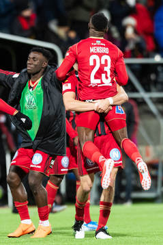 Östersunds Sam Mensiro och Tom Pettersson jublar