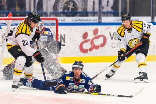 Växjös Matthew Bodie faller mellan Brynäs Adam Brodecki