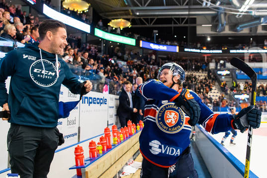 Växjös Ludvig Nilsson jublar med massör Lenny Anderlycke