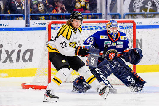 Brynäs Adam Brodecki oroar framför Växjös målvakt