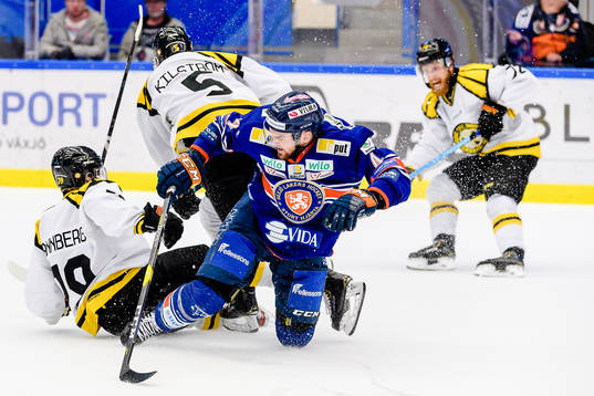 Växjös Tim Erixon tacklar Brynäs Daniel Mannberg och