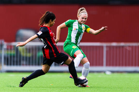 Brommapojkarnas Aisha Faiqi och Hammarbys Emma Jansson i