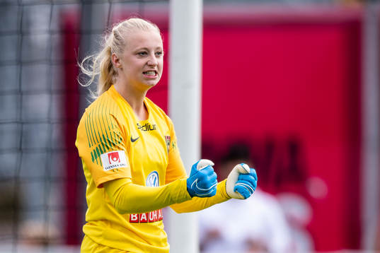 Brommapojkarnas  målvakt Josephine Frigge jublar efter en räddad straff