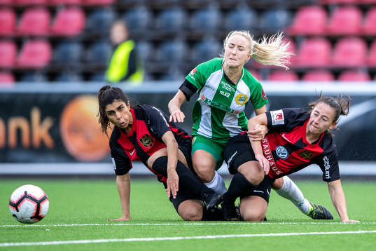 Brommapojkarnas  Aisha Faiqi och Lovisa Norrby mot