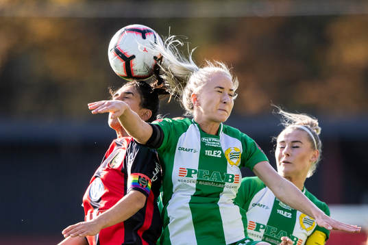 Brommapojkarnas  Aisha Faiqi och Hammarbys Jonna Ståhl